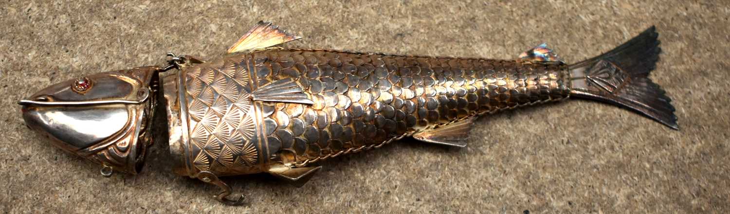 An Antique Silver Gilt Articulated Fish Trinket Box. 16cm x 4.5cm x 1.8cm, weight 51g - Image 4 of 11