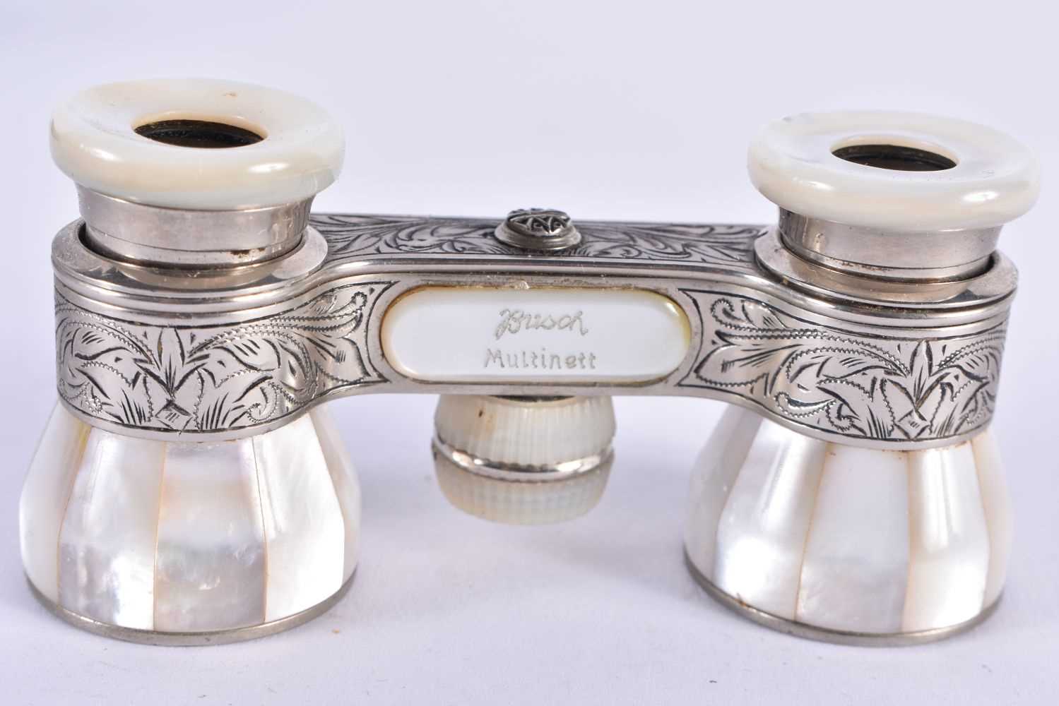 A PAIR OF MOTHER OF PEARL OPERA GLASSES. 7 cm x 6 cm extended. - Bild 3 aus 5