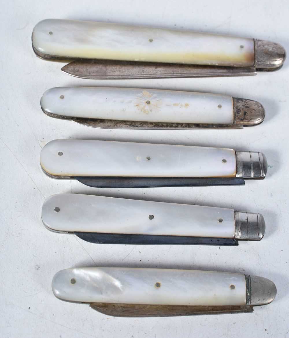 Five Edwardian Silver Blade Fruit Knives with Mother of Pearl Handles. Hallmarks include Sheffield - Bild 3 aus 3