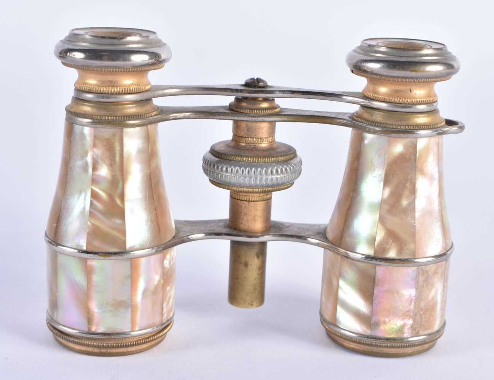 A PAIR OF MOTHER OF PEARL OPERA GLASSES. 9 cm x 8 cm extended. - Image 4 of 5
