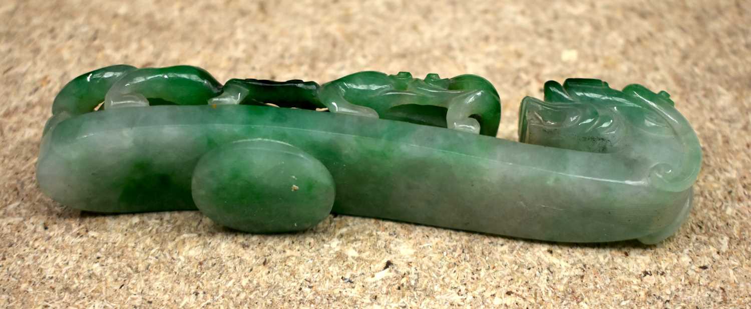 A FINE 19TH CENTURY CHINESE CARVED JADEITE BELT HOOK Qing. 10 cm long. - Image 22 of 28