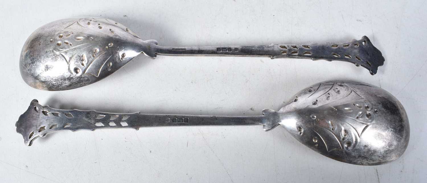 An Edwardian Cased Set of Silver Serving Spoons by James Deakin & Sons. Hallmarked Sheffield 1908. - Bild 3 aus 4