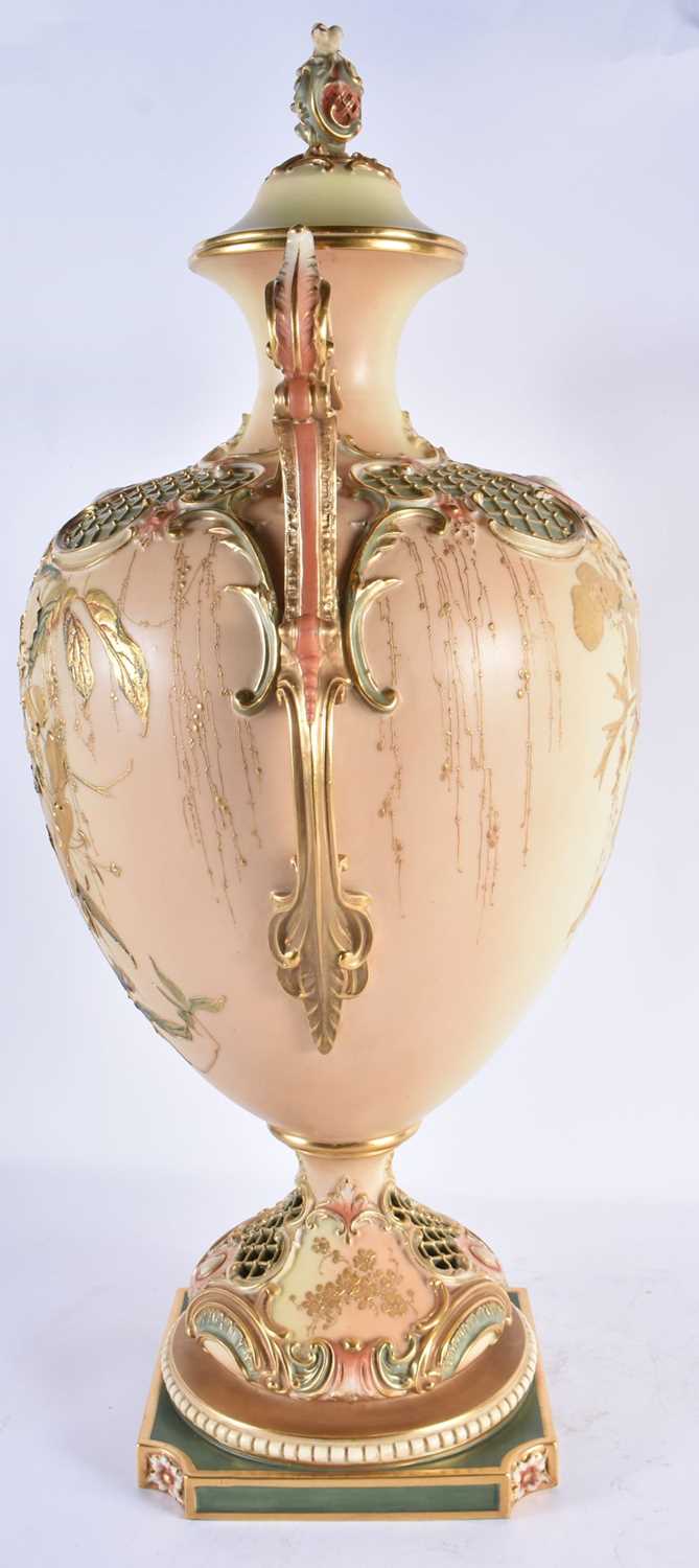 A GOOD LARGE ROYAL WORCESTER TWIN HANDLED RETICULATED BLUSH IVORY VASE AND COVER raised in gilt with - Image 4 of 10