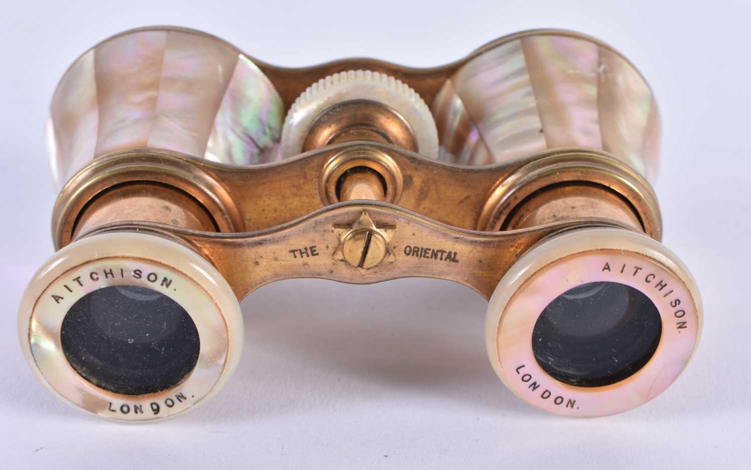 A PAIR OF MOTHER OF PEARL OPERA GLASSES. 9 cm x 8 cm extended. - Image 3 of 4