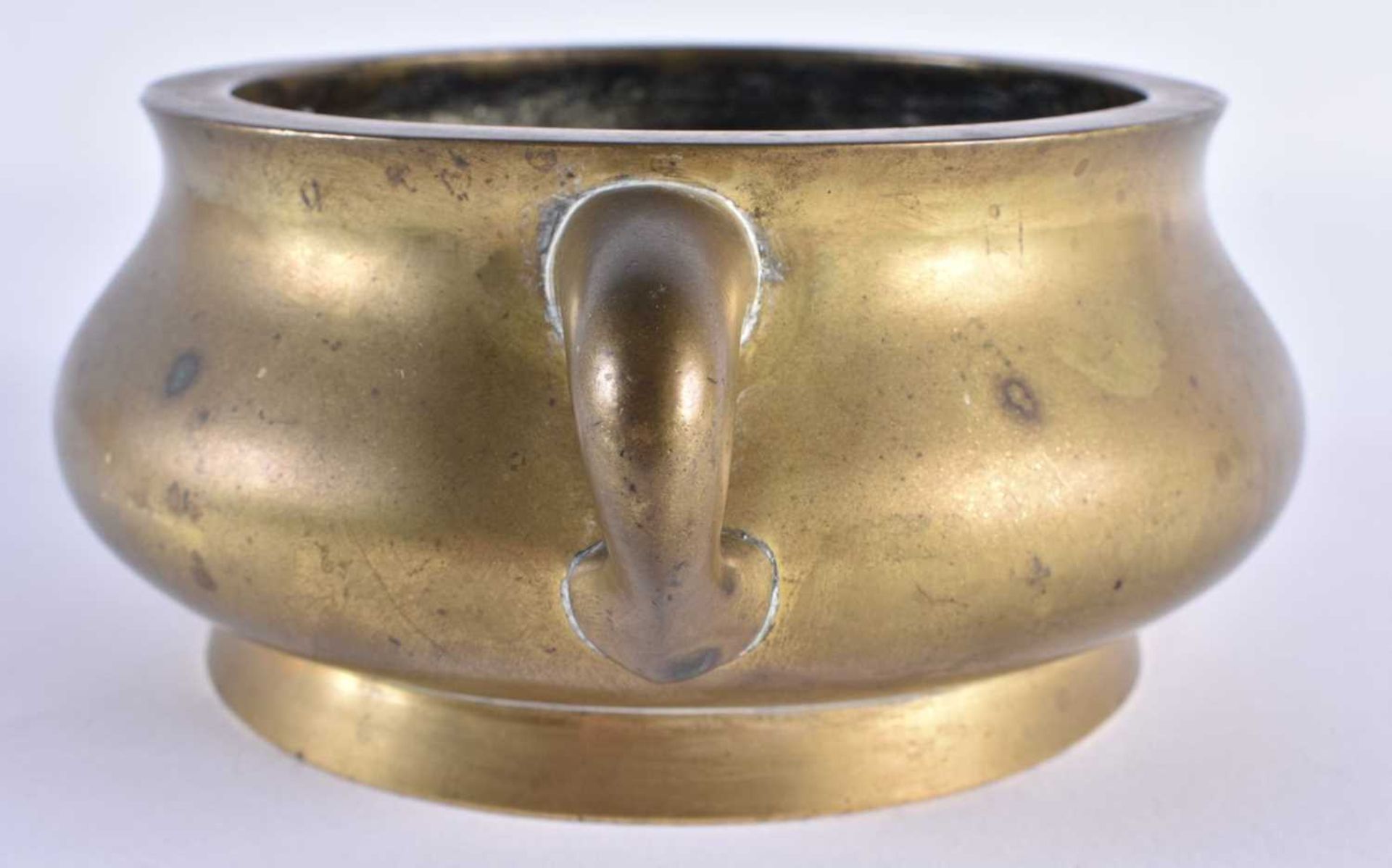 A GOOD 18TH CENTURY CHINESE TWIN HANDLED BRONZE CENSER bearing unusual four character studio marks - Image 4 of 14