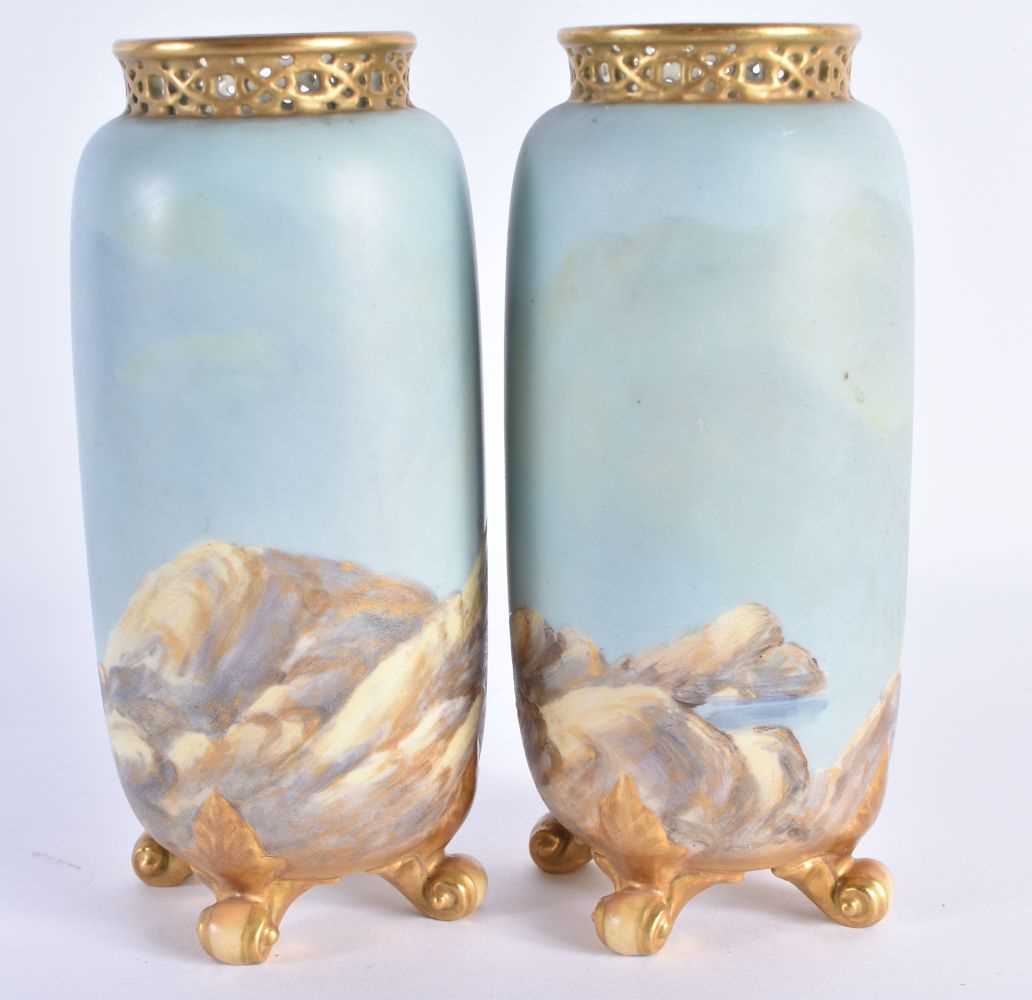 A CHARMING PAIR OF ROYAL WORCESTER RETICULATED PORCELAIN FLAMENGO VASES by Charlie Johnson. 14 cm - Image 3 of 5