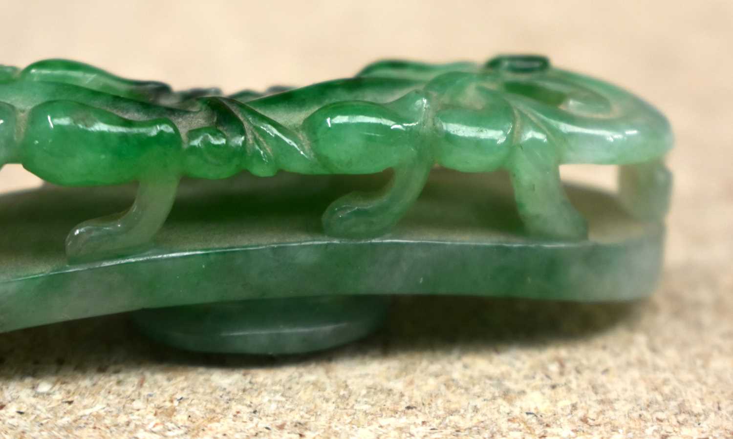 A FINE 19TH CENTURY CHINESE CARVED JADEITE BELT HOOK Qing. 10 cm long. - Image 27 of 28