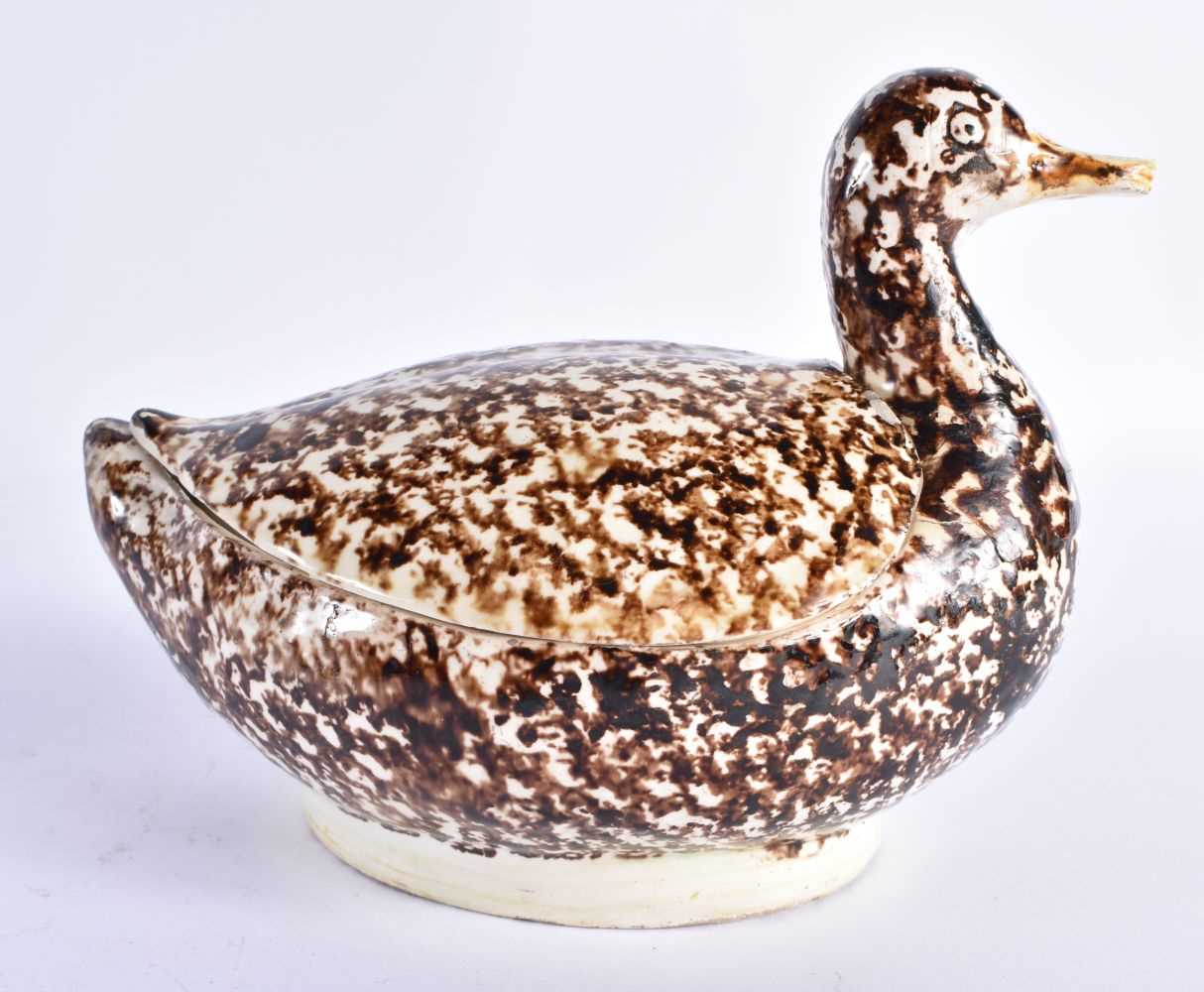 AN UNUSUAL EARLY 19TH CENTURY ENGLISH CREAMWARE DUCK BOX AND COVER of naturalistic form, with sponge - Image 3 of 6