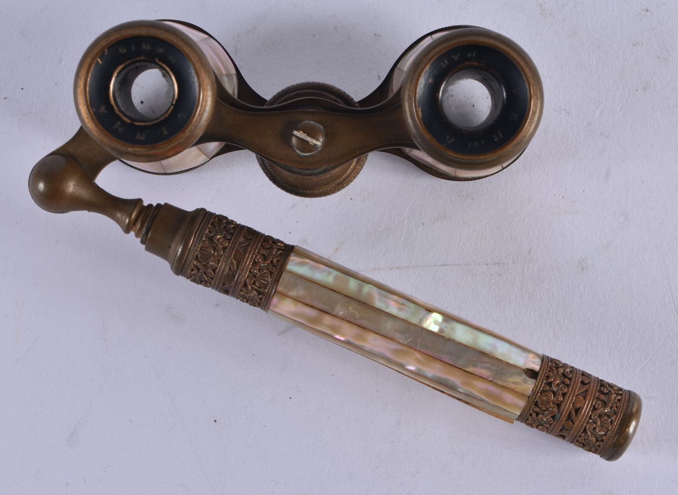 A PAIR OF MOTHER OF PEARL OPERA GLASSES. 21 cm x 8 cm. - Image 3 of 4