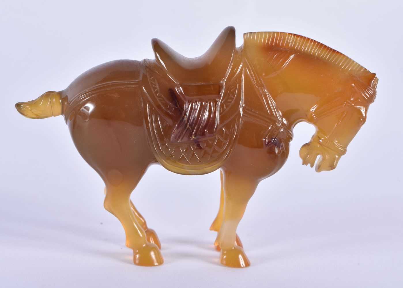 A 19TH CENTURY CHINESE CARVED AGATE FIGURE OF A HORSE Qing, modelled with head downturned. 7 cm x - Image 3 of 6