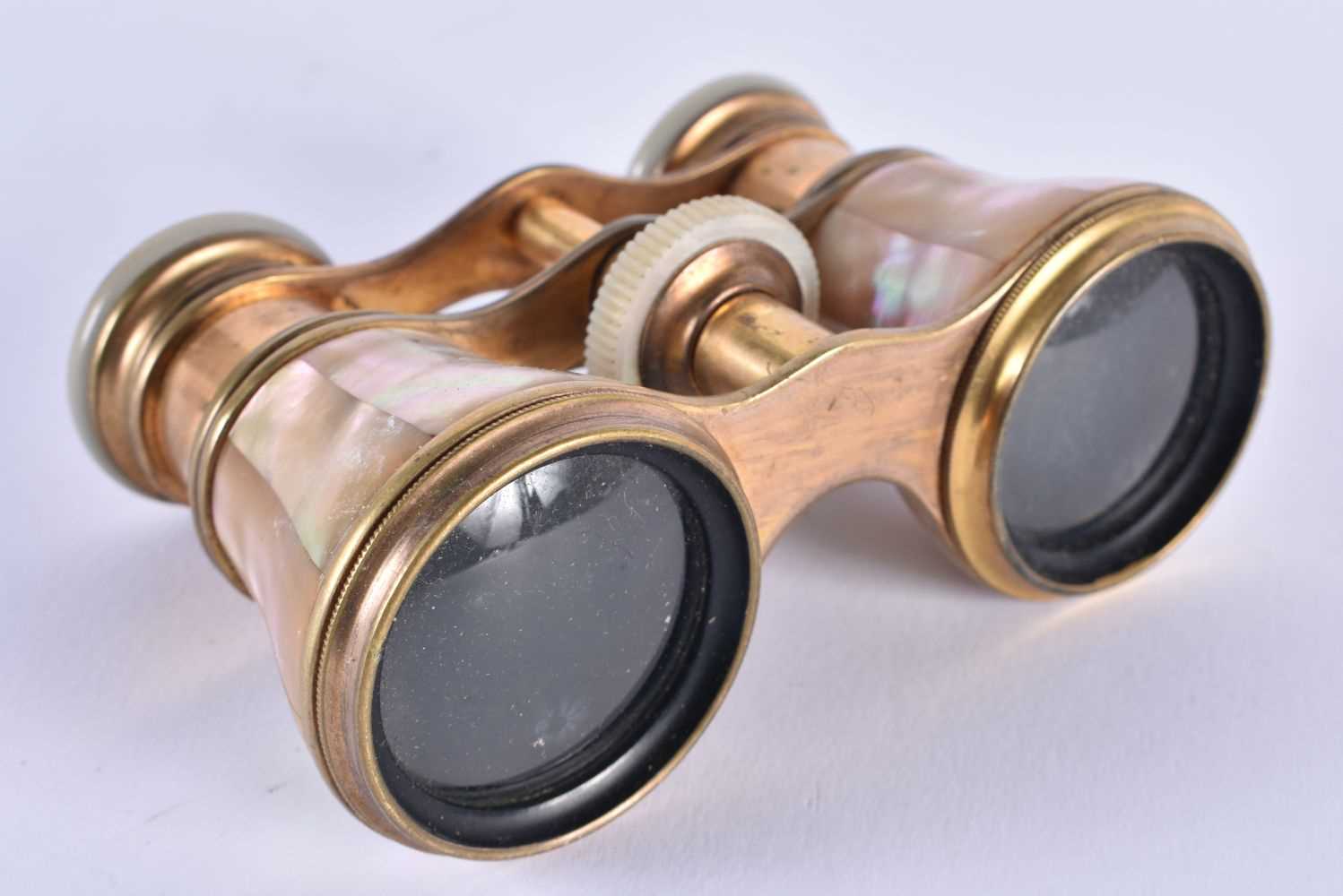 A PAIR OF MOTHER OF PEARL OPERA GLASSES. 9 cm x 8 cm extended.