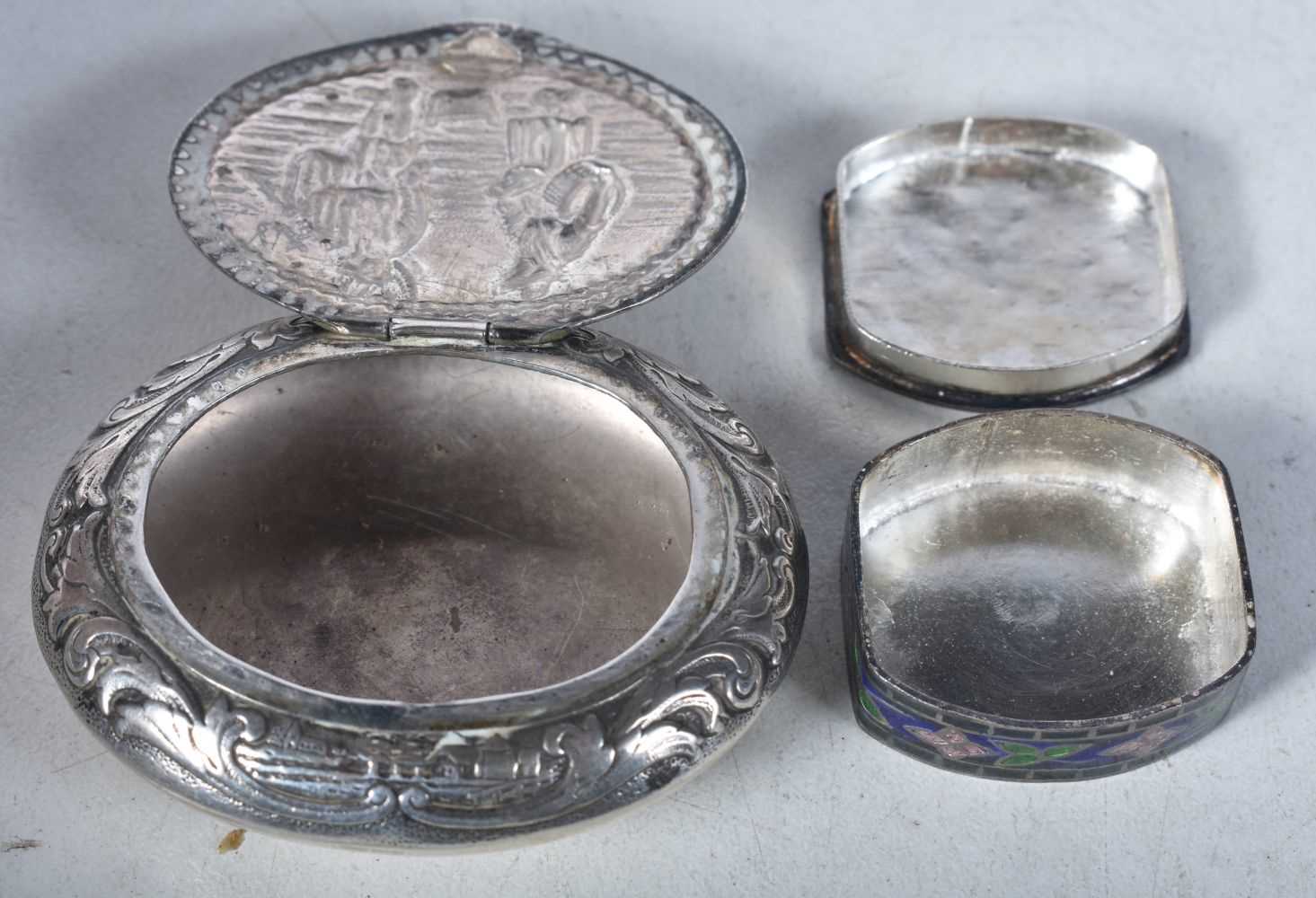 A Dutch Embossed Silver Pill Box and another Silver Enamel Pill Box stamped 925. Largest 5.1cm x 4. - Image 3 of 3