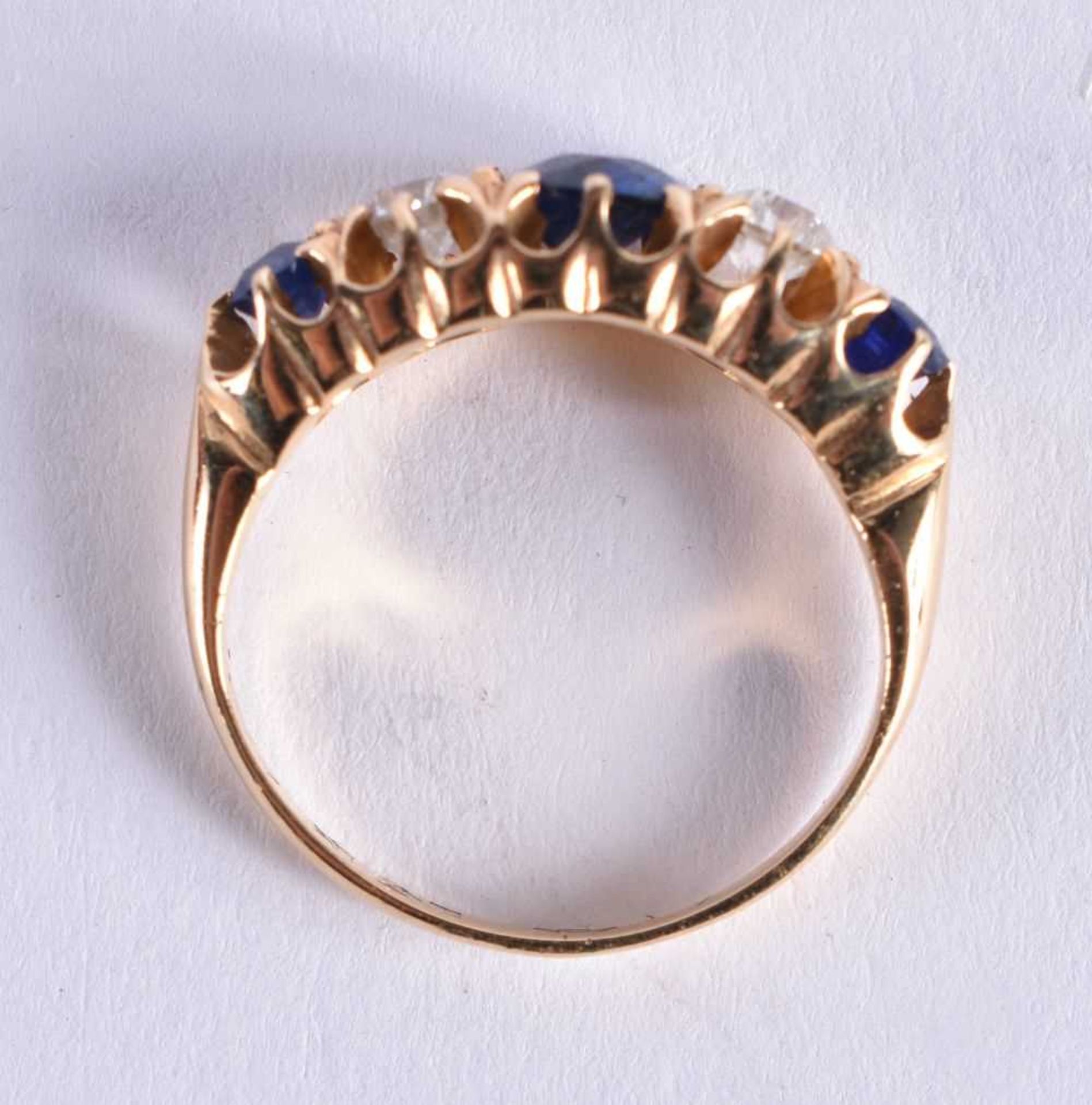 A VICTORIAN GOLD DIAMOND AND SAPPHIRE RING. 3.7 grams. I/J. - Image 4 of 4