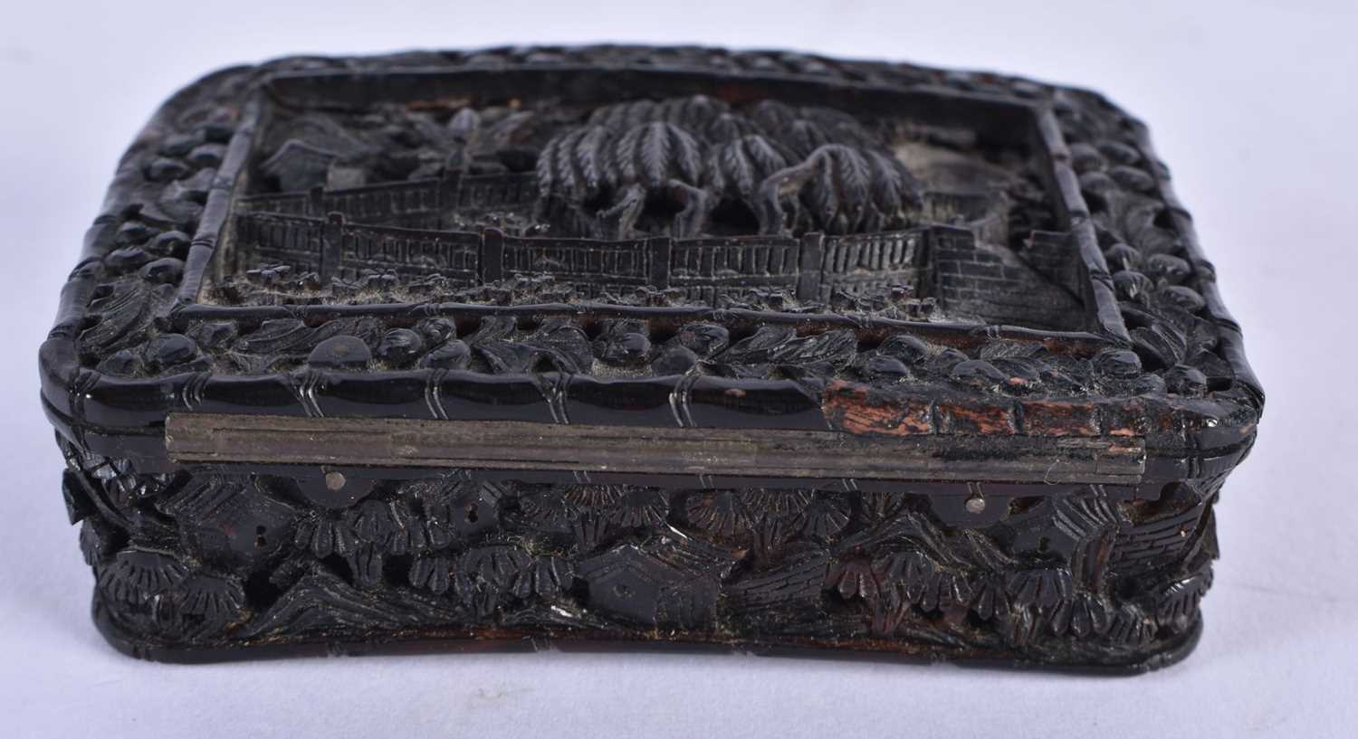 A RARE 19TH CENTURY CHINESE CARVED TORTOISESHELL SNUFF BOX AND COVER Qing. 8 cm x 5.5 cm. - Image 4 of 7