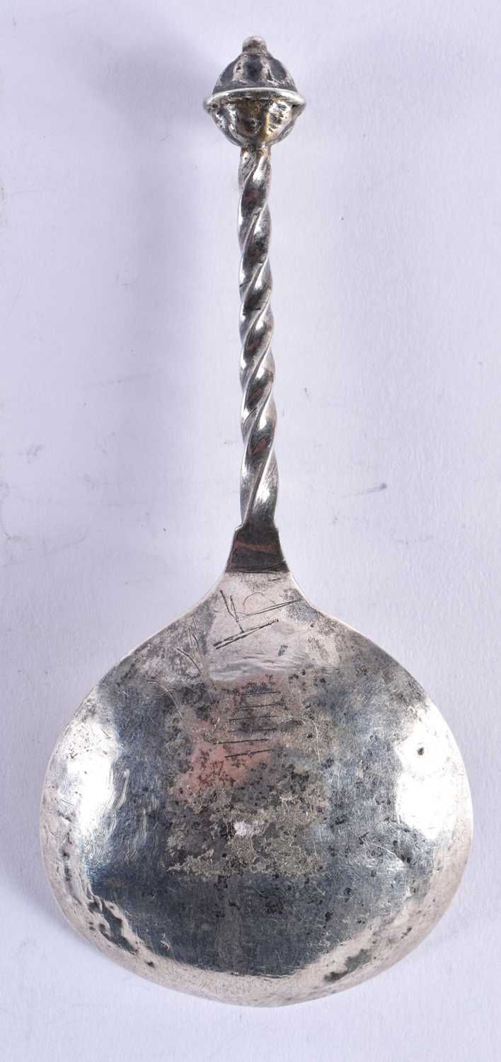 A RARE 17TH CENTURY GERMAN SILVER SPOON with wyvern twisted handle, the bowl engraved with a motto - Bild 3 aus 4