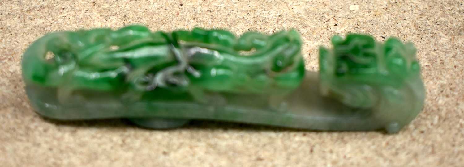 A FINE 19TH CENTURY CHINESE CARVED JADEITE BELT HOOK Qing. 10 cm long. - Image 18 of 28