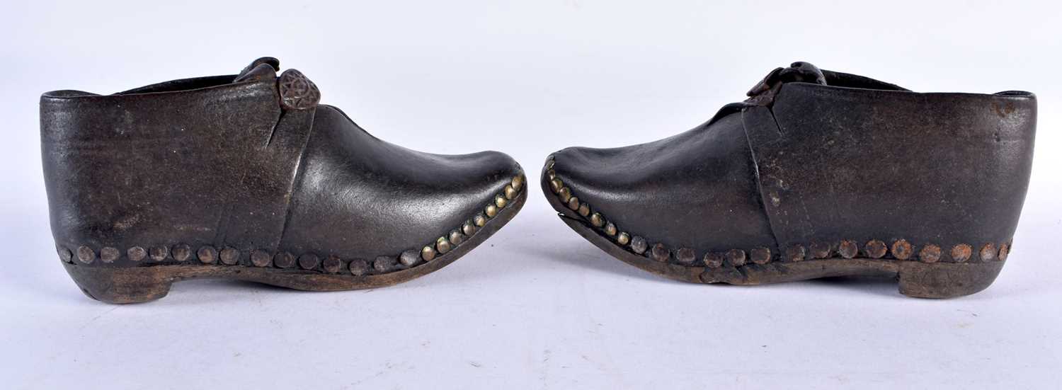 THREE PAIRS OF ANTIQUE CHILDRENS SHOES. Largest 18 cm wide. (6) - Image 8 of 9