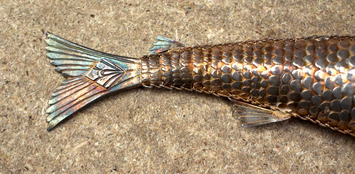 An Antique Silver Gilt Articulated Fish Trinket Box. 16cm x 4.5cm x 1.8cm, weight 51g - Image 9 of 11