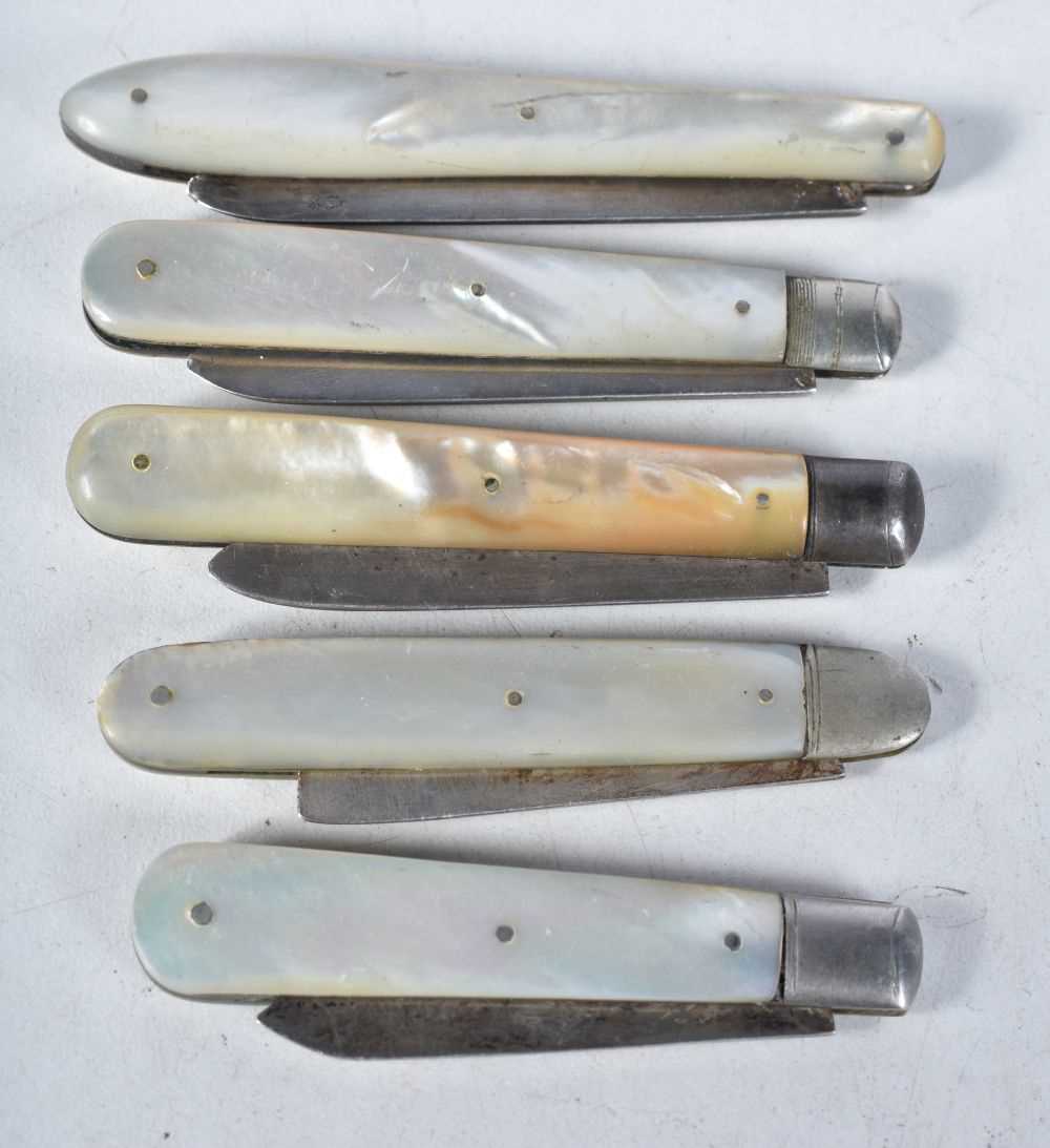 Five Victorian Silver Blade Fruit Knives with Mother of Pearl Handles. Hallmarks include Sheffield - Bild 4 aus 4