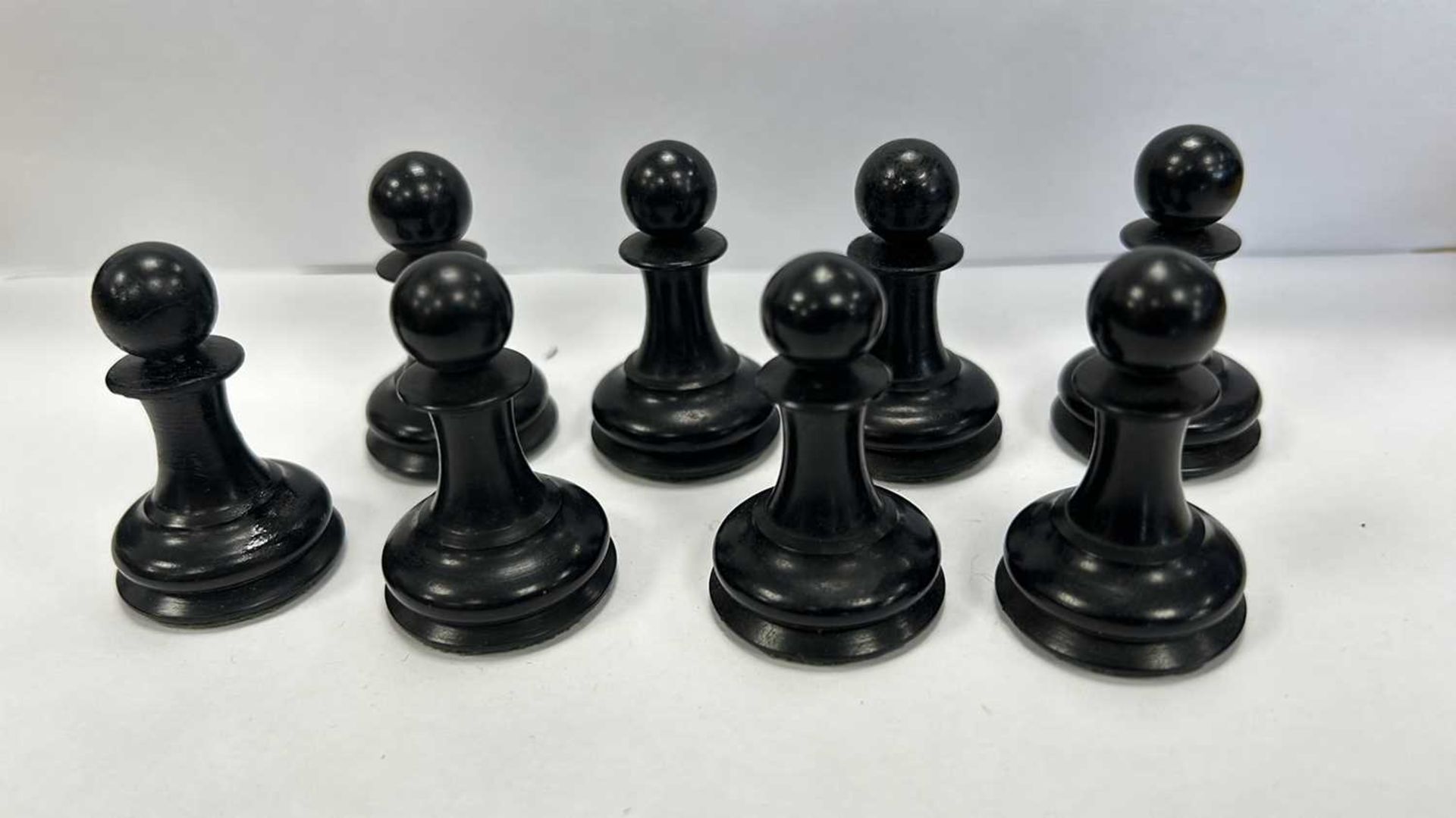 A LARGE ANTIQUE STAUNTON TYPE J JAQUES OF LONDON EBONY AND BOXWOOD CHESS SET (32 Pieces complete) - Image 9 of 44