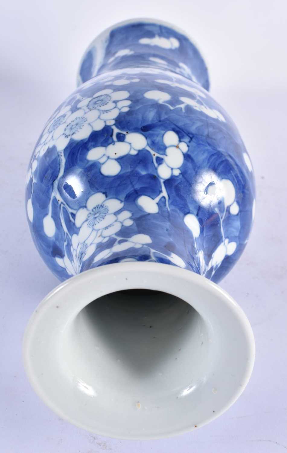A LARGE 19TH CENTURY CHINESE BLUE AND WHITE PORCELAIN BALUASTER VASE Qing. 30 cm high. - Image 3 of 4