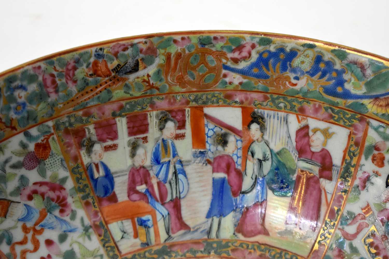 A LARGE 19TH CENTURY CHINESE CANTON FAMILLE ROSE PORCELAIN BOWL Qing. 28 cm diameter. - Image 11 of 16