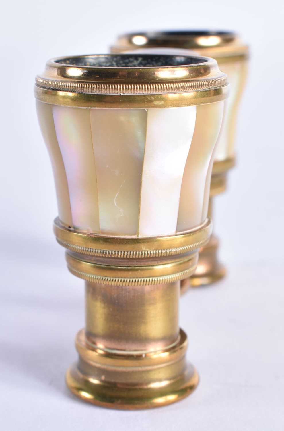 A PAIR OF MOTHER OF PEARL OPERA GLASSES 5.5 x 9.5cm extended - Bild 2 aus 5