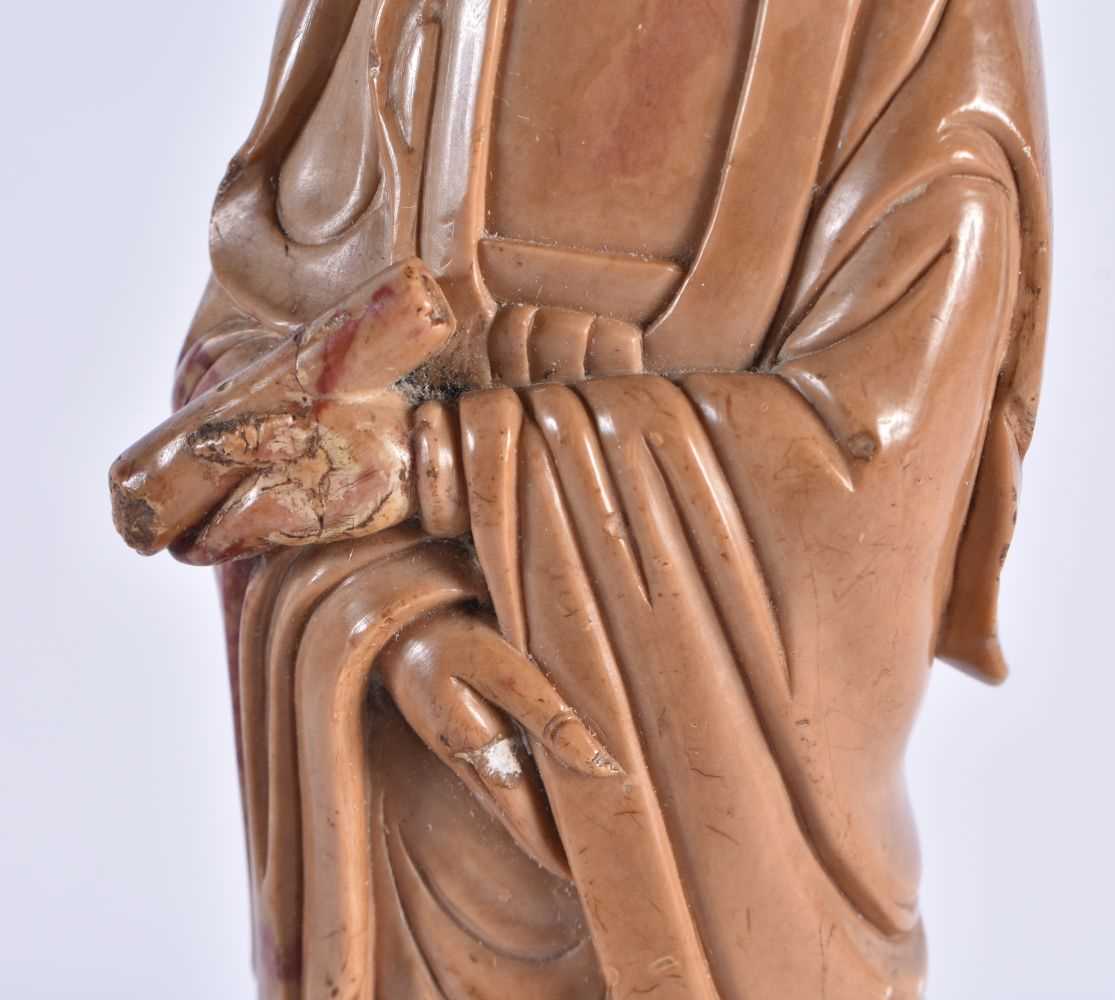 A LATE 18TH/19TH CENTURY CHINESE CARVED SOAPSTONE FIGURE OF AN IMMORTAL Late Qianlong/Jiaqing. 23. - Image 3 of 7