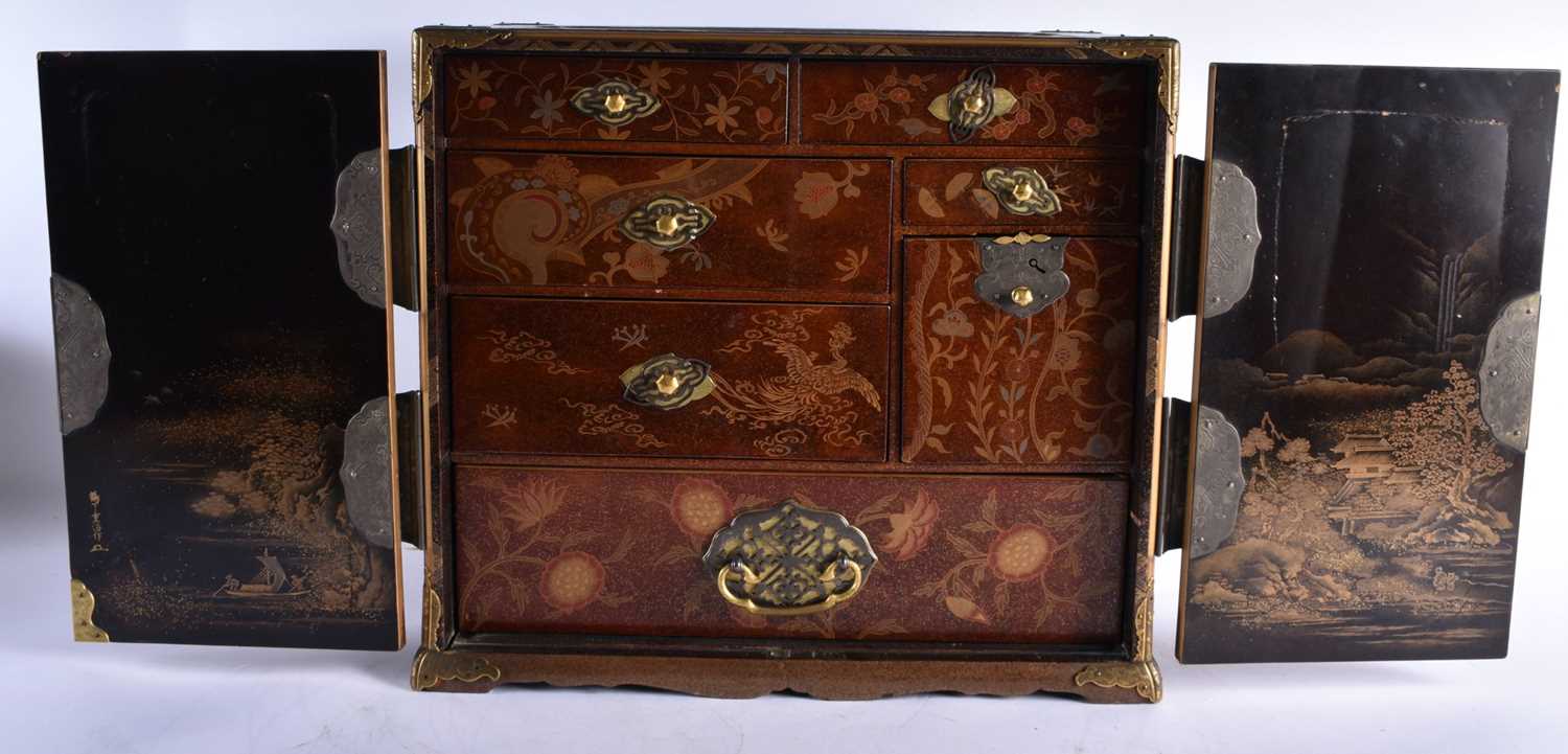 A VERY FINE 18TH/19TH CENTURY JAPANESE EDO PERIOD LACQUERED TABLE CABINET by Tsurushita Chouji, upon - Bild 14 aus 32