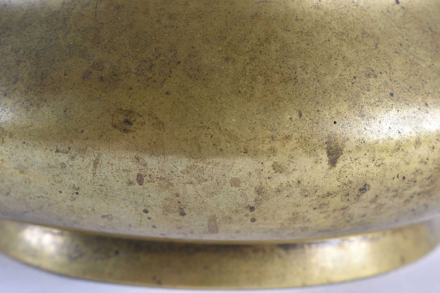 A LATE 18TH CENTURY CHINESE TWIN HANDLED BRONZE CENSER bearing Xuande marks to base. 1847 grams. - Image 2 of 17
