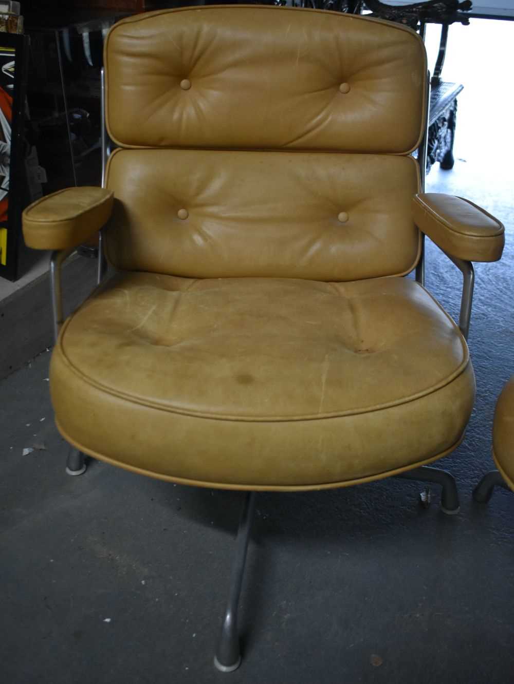 A STYLISH PAIR OF HERMAN MILLER LEATHER SWIVEL CHAIRS. 78 cm x 62 cm. - Image 2 of 7