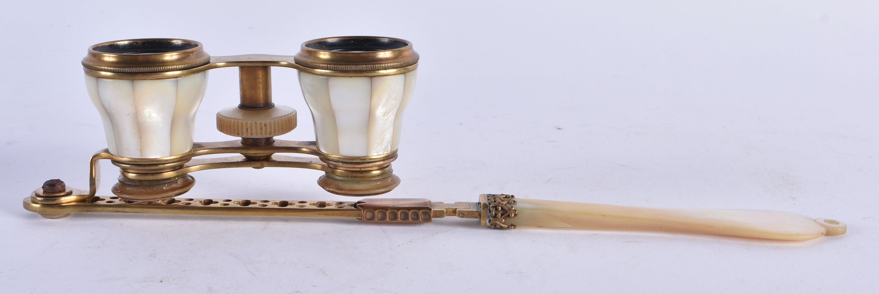 A PAIR OF MOTHER OF PEARL OPERA GLASSES. 21 cm x 8 cm. - Image 2 of 5