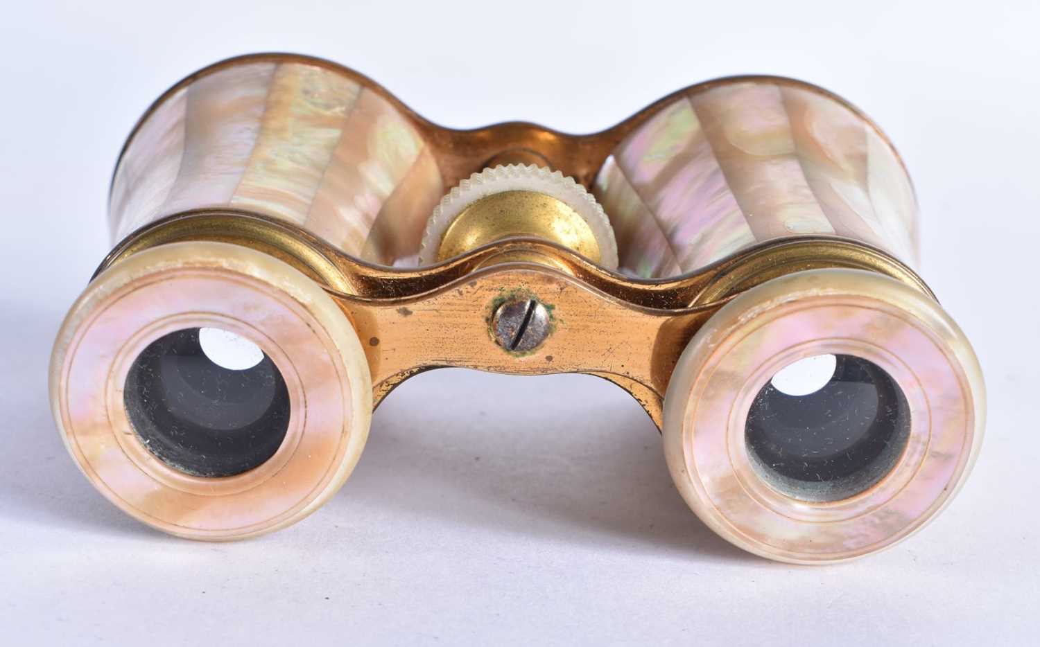 A CASED PAIR OF MOTHER OF PEARL OPERA GLASSES 9.5 11cm extended - Bild 5 aus 5
