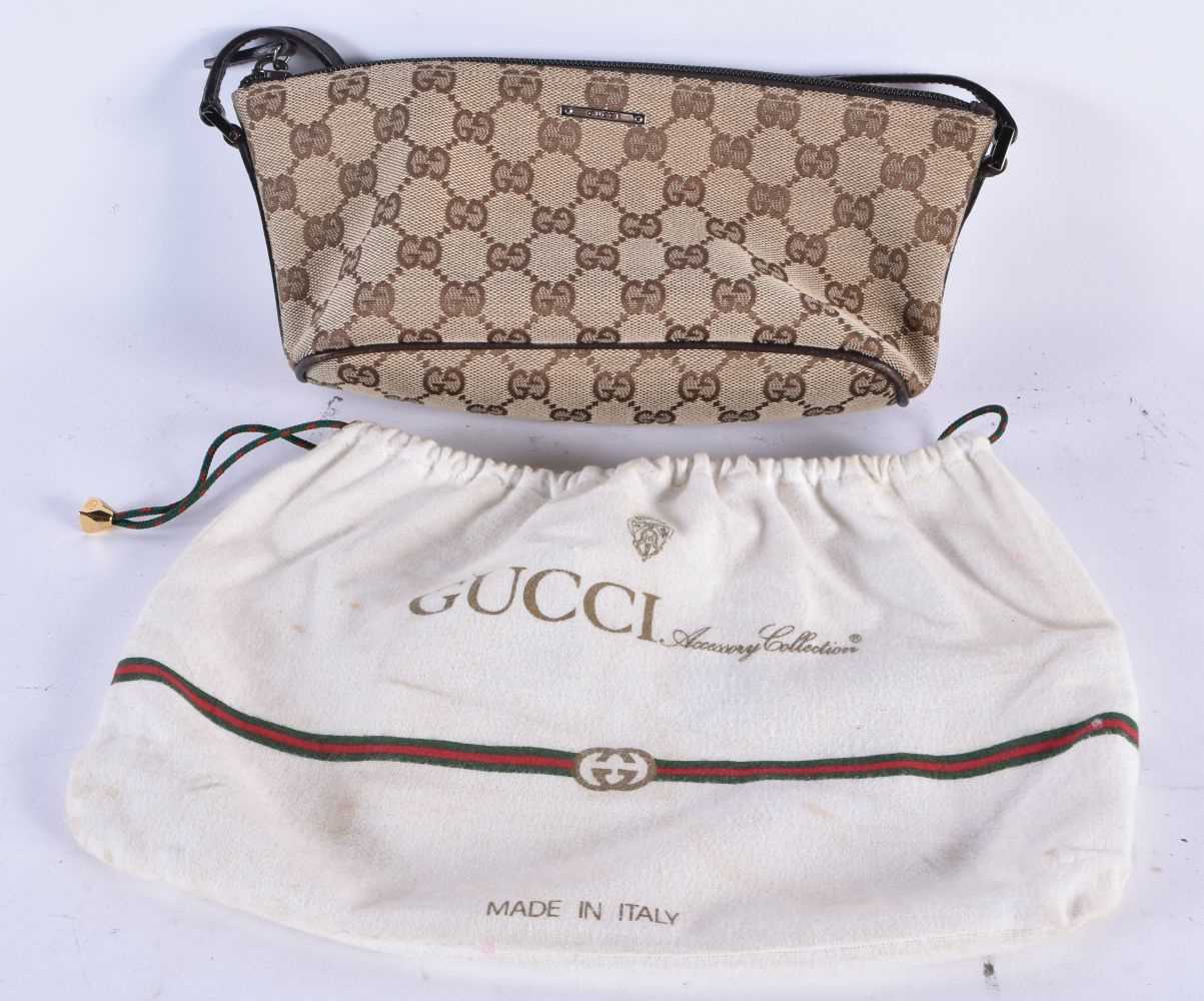 A GUCCI BAG. 23 cm wide.