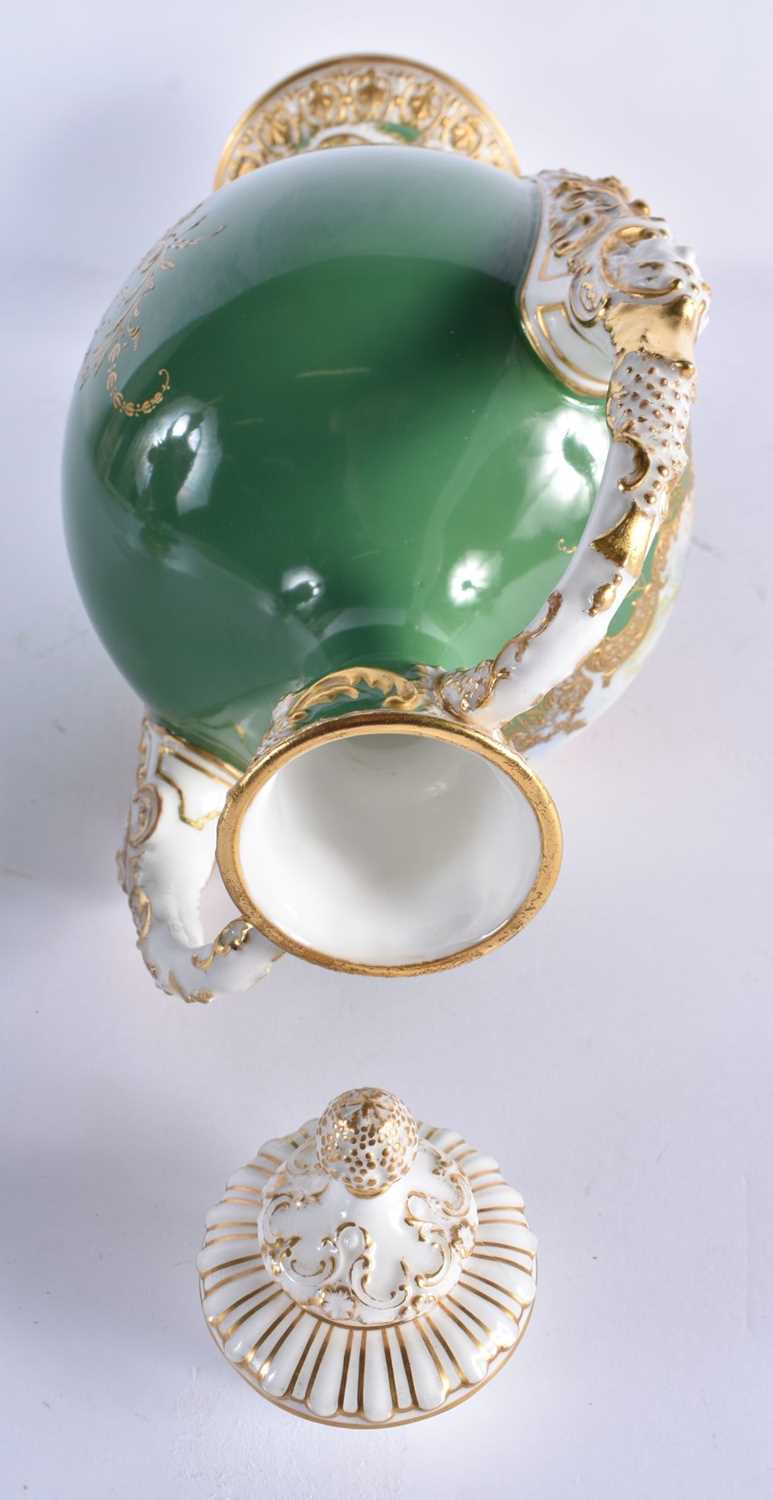 A FINE PAIR OF ROYAL WORCESTER TWIN HANDLED WORCESTER VASES AND COVERS by Harry Davis, painted - Bild 10 aus 13