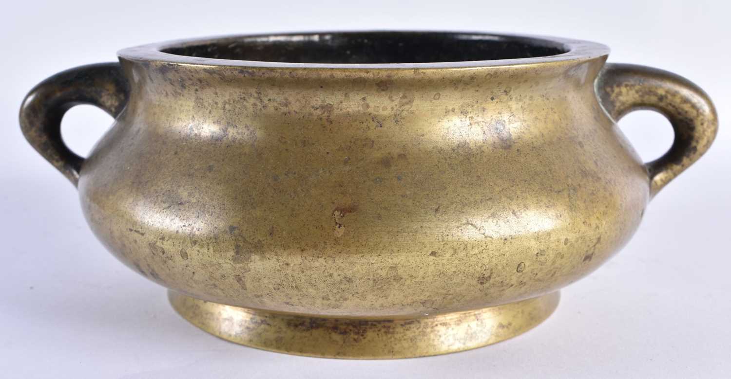 A LATE 18TH CENTURY CHINESE TWIN HANDLED BRONZE CENSER bearing Xuande marks to base. 1847 grams. - Image 4 of 17