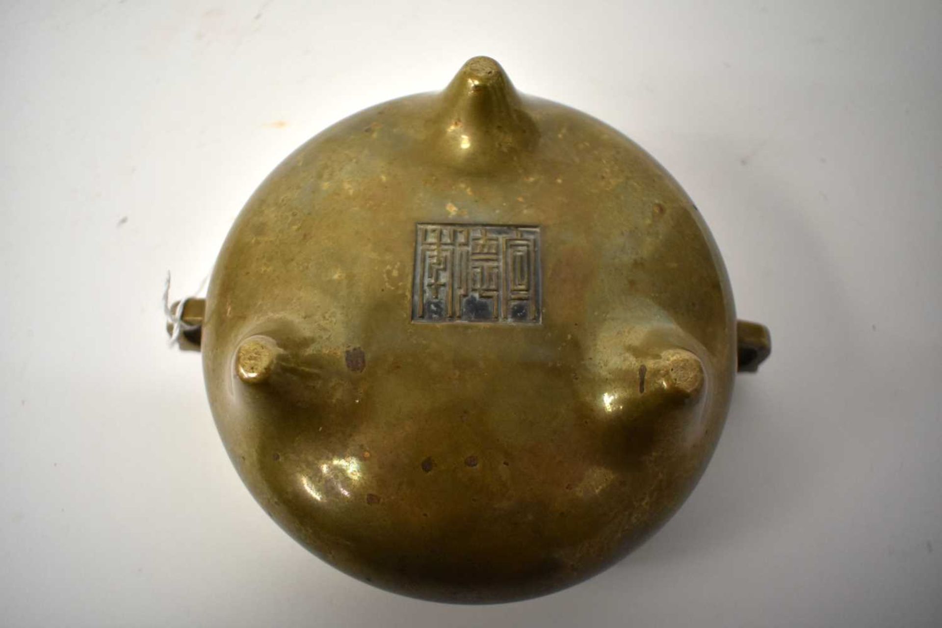 A LOVELY 18TH CENTURY CHINESE TWIN HANDLED BRONZE CENSER bearing Xuande marks to base. 1668 grams. - Image 15 of 18