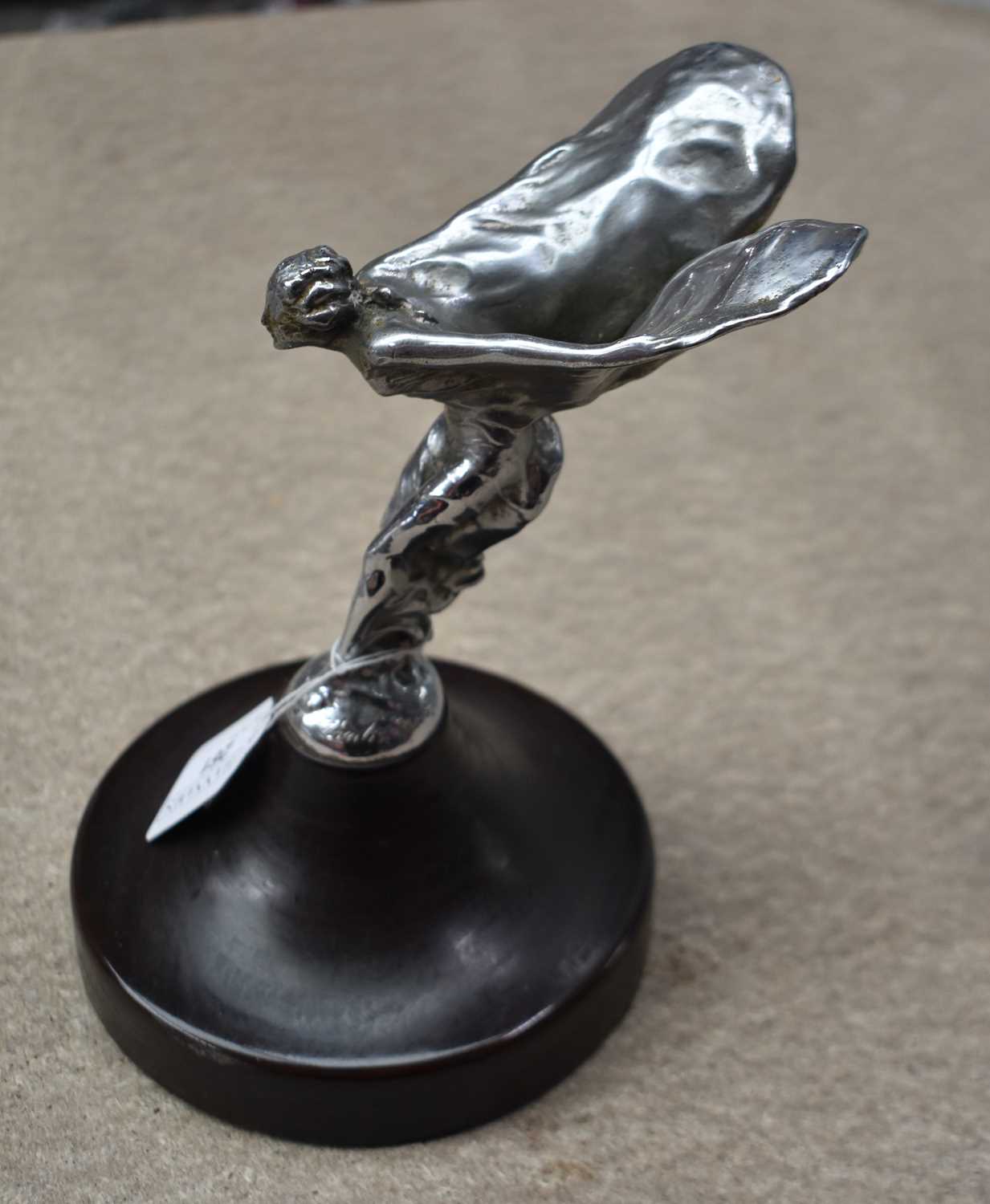 AN ANTIQUE CHARLES SYKES SPIRIT OF ECSTASY SILVER PLATED CAR MASCOT. 23 cm high. - Image 7 of 15