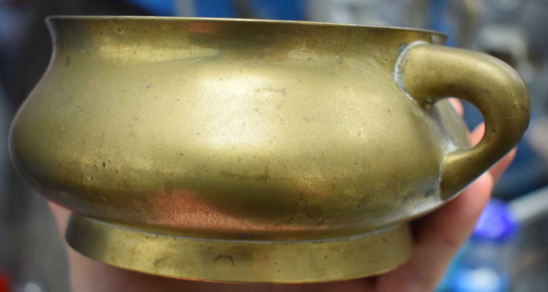 A GOOD 18TH CENTURY CHINESE TWIN HANDLED BRONZE CENSER bearing unusual four character studio marks - Image 8 of 14