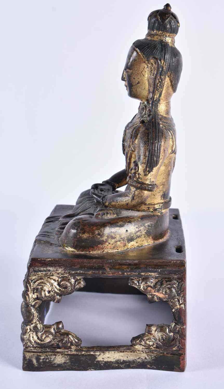 AN 18TH CENTURY CHINESE LACQUERED BRONZE FIGURE OF A BUDDHA Qianlong. 21 cm x 10 cm. - Image 5 of 7