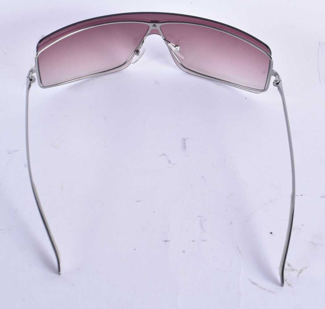 A PAIR OF GUCCI SUNGLASSES. 15 cm wide. - Image 5 of 5