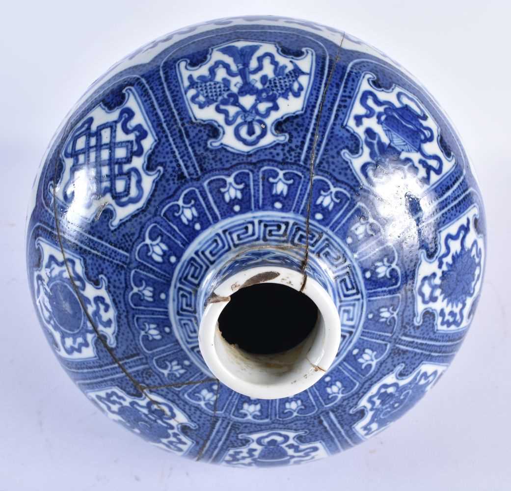A LARGE 18TH CENTURY CHINESE BLUE AND WHITE PORCELAIN MEIPING VASE Qianlong mark and late in the - Image 4 of 6