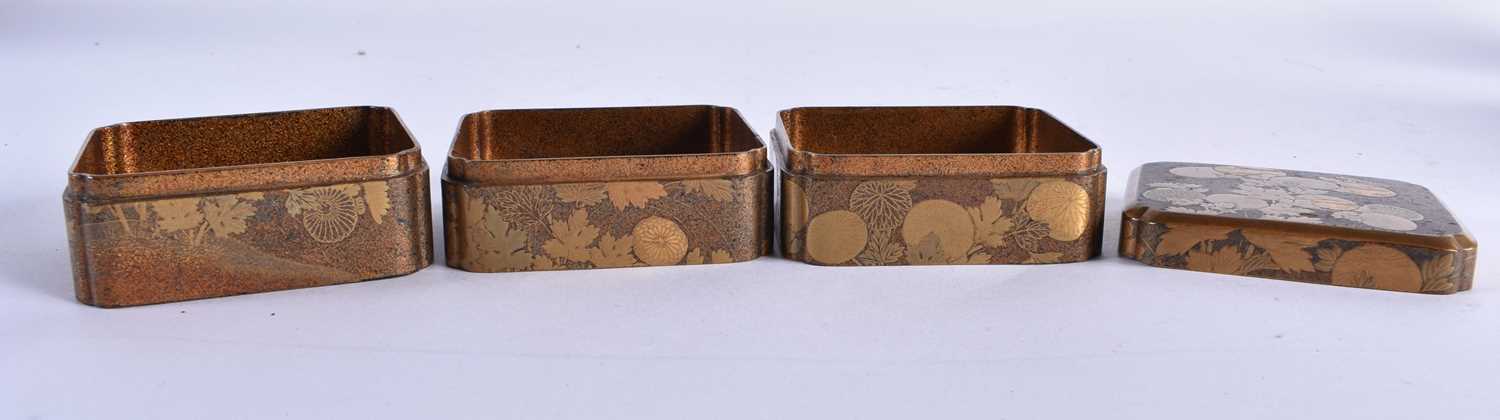 A LOVELY 19TH CENTURY JAPANESE MEIJI PERIOD GOLD LACQUER BOX AND COVER decorated with foliage. 7 - Image 4 of 7