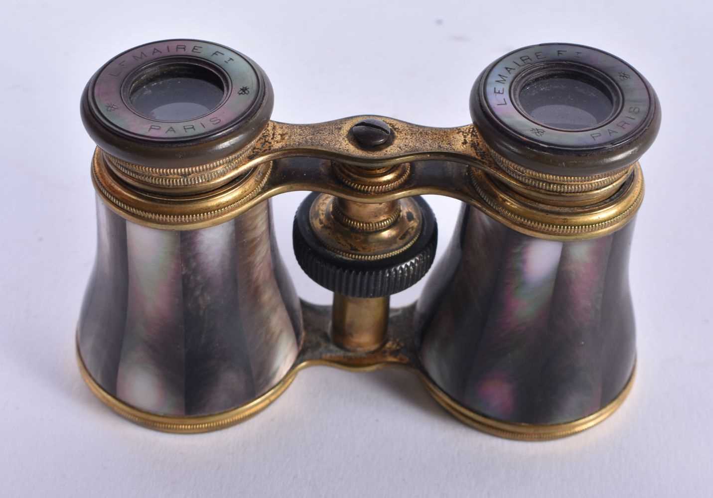 A PAIR OF MOTHER OF PEARL OPERA GLASSES. 9 cm x 8 cm extended. - Bild 2 aus 5