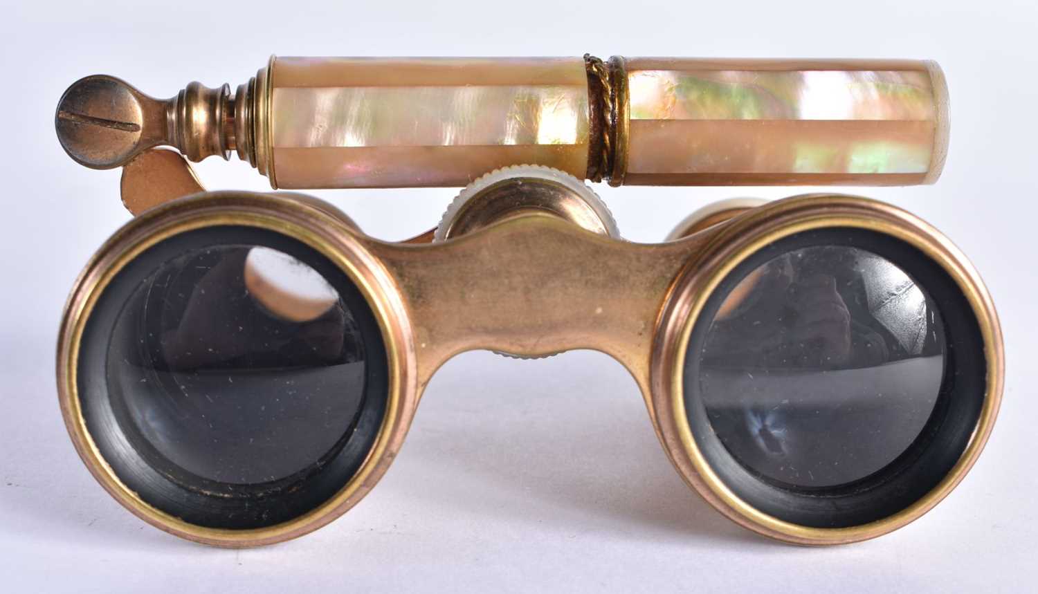 A PAIR OF MOTHER OF PEARL OPERA GLASSES 6 x 20cm extended - Bild 4 aus 5