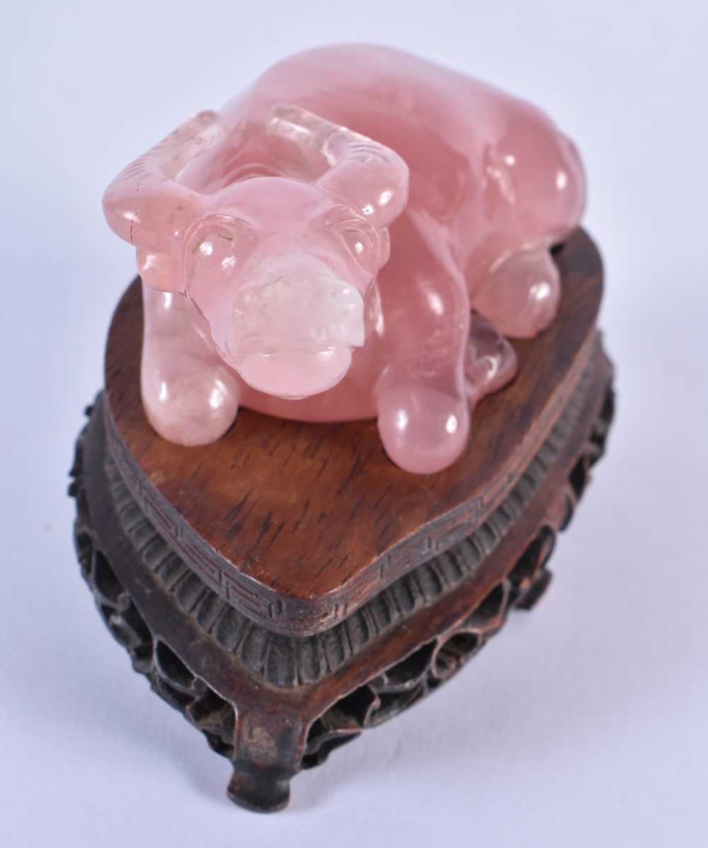 A 19TH CENTURY CHINESE CARVED ROSE QUARTZ FIGURE OF A BULLOCK Qing. 11 cm x 9 cm. - Image 3 of 4