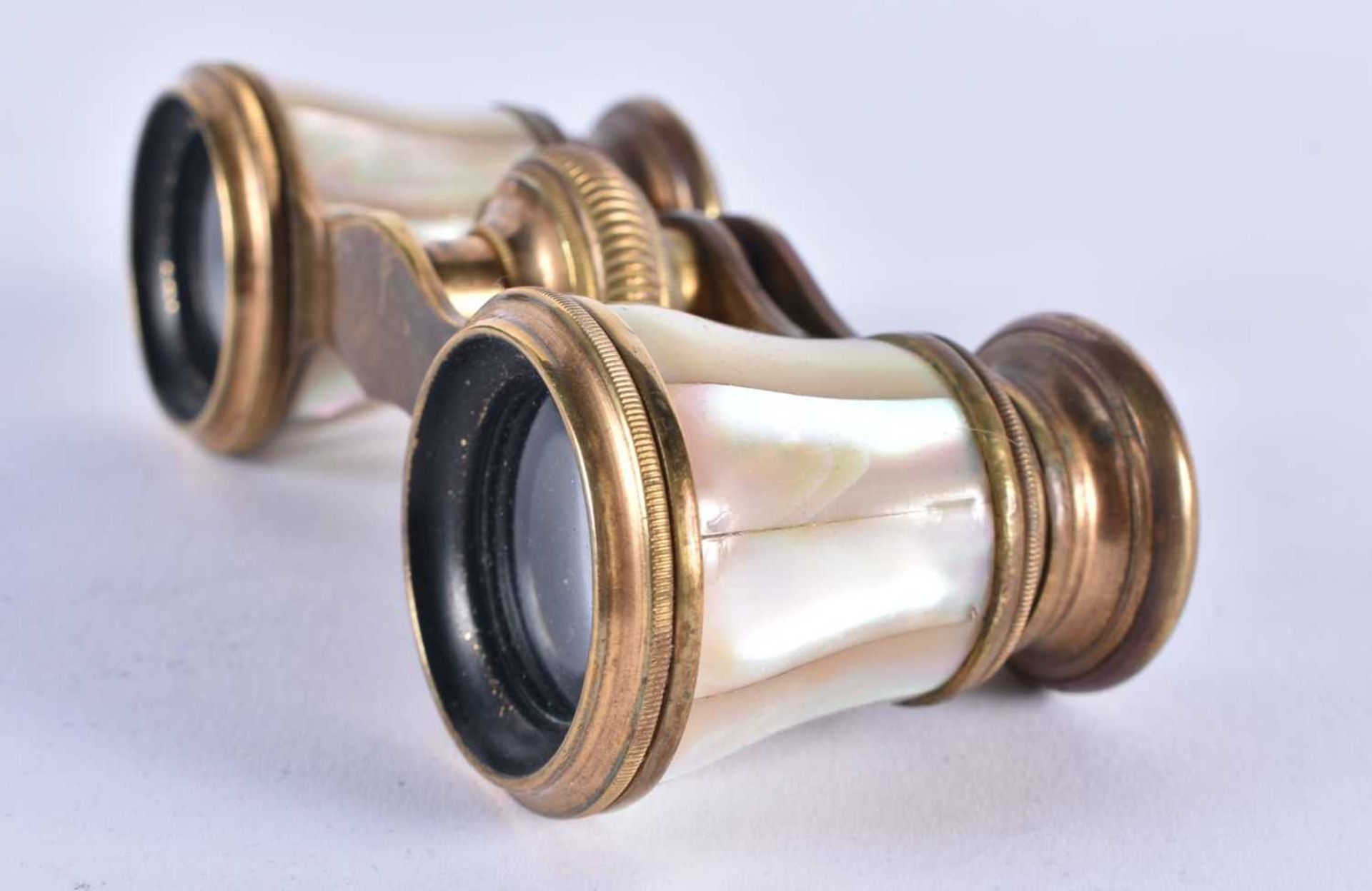 A PAIR OF MOTHER OF PEARL OPERA GLASSES. 9 cm x 8 cm extended. - Image 4 of 4