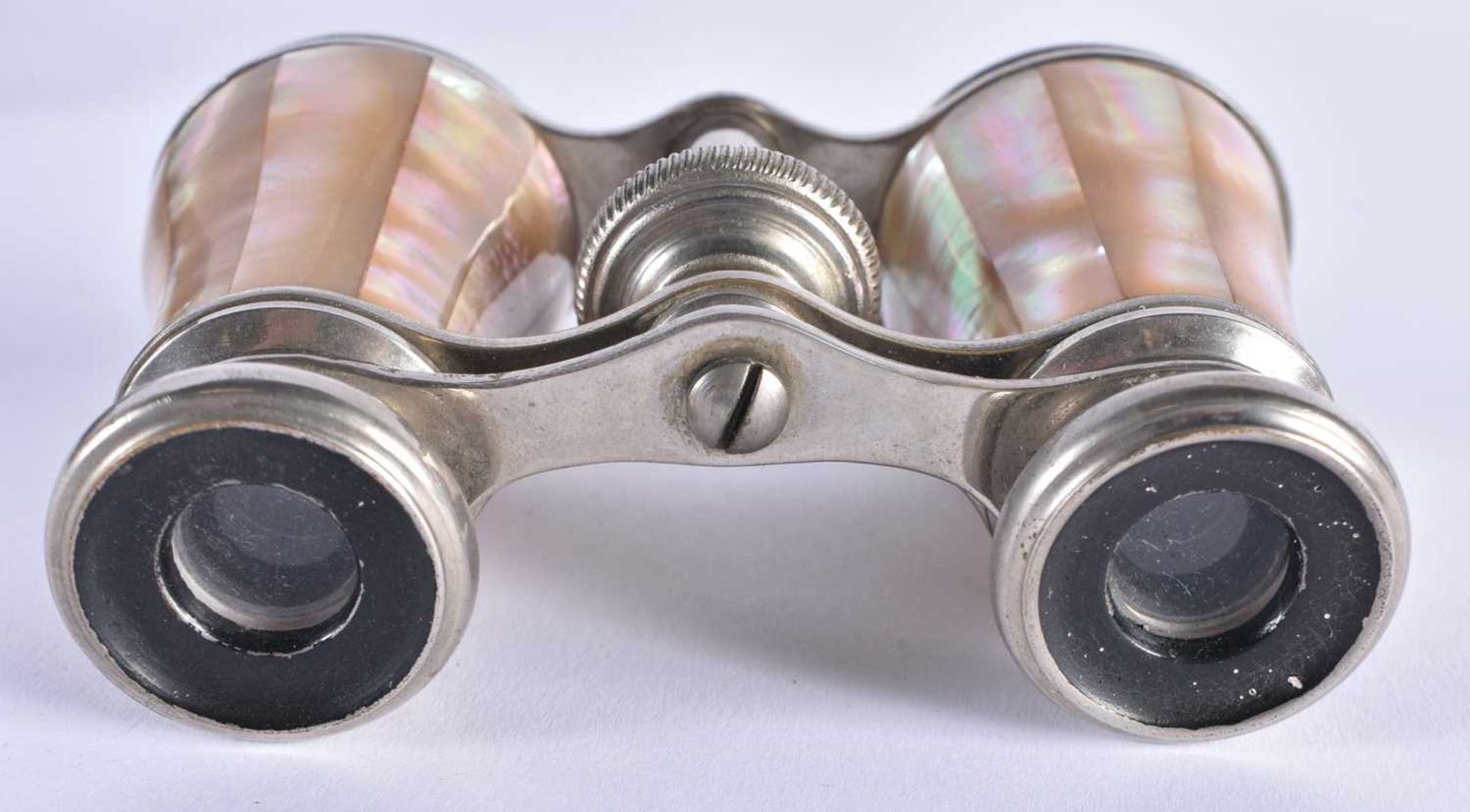 A PAIR OF MOTHER OF PEARL OPERA GLASSES. 9 cm x 8 cm extended. - Image 3 of 4