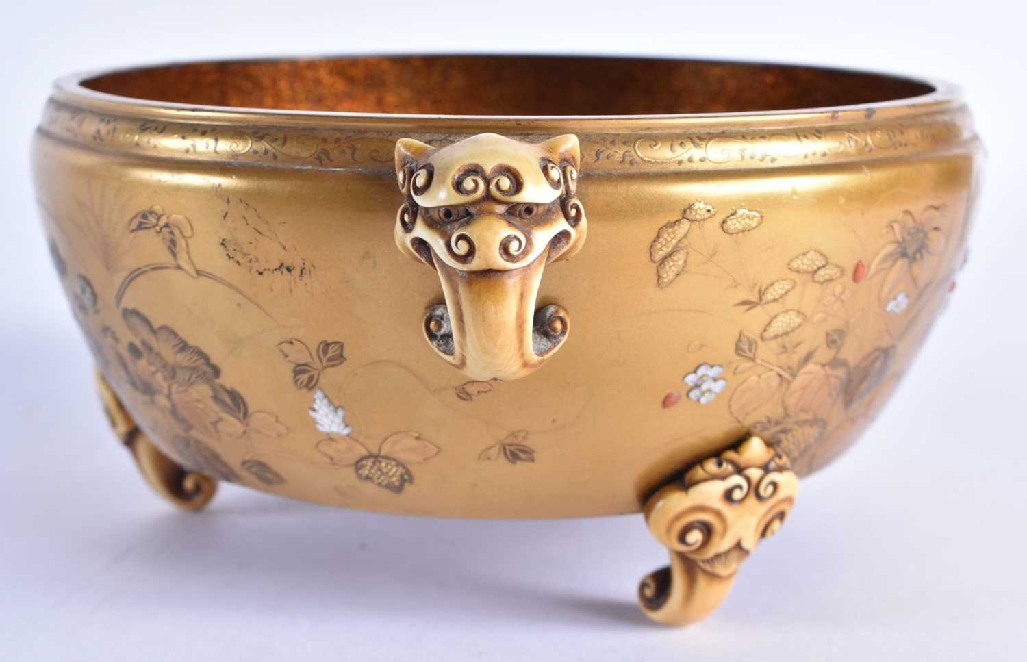A 19TH CENTURY JAPANESE MEIJI PERIOD GOLD LACQUER SHIBAYAMA INLAID CIRCULAR CENSER decorated with - Image 4 of 25