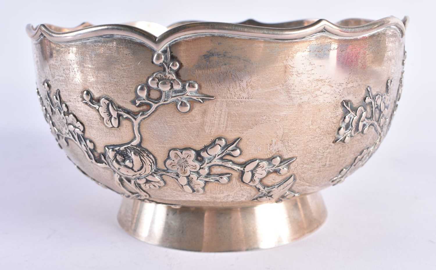 AN ANTIQUE CHINESE SILVER SCALLOPED BOWL by Zeewo. 498 grams. 18.5 cm x 10 cm. - Image 3 of 6